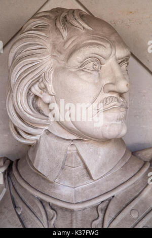 Un busto di figura storica Oliver Cromwell, situato fuori dalla Guildhall Art Gallery a Londra, Regno Unito. Foto Stock