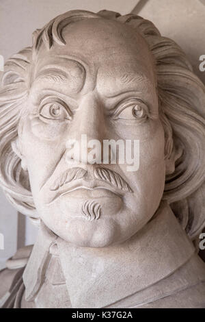 Un busto di figura storica Oliver Cromwell, situato fuori dalla Guildhall Art Gallery a Londra, Regno Unito. Foto Stock