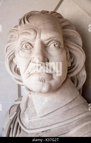 Un busto di figura storica Oliver Cromwell, situato fuori dalla Guildhall Art Gallery a Londra, Regno Unito. Foto Stock