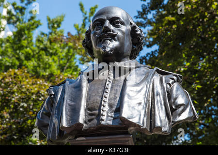 Un busto del celebre drammaturgo William Shakespeare, situato nel giardino del St Mary aldermanbury in Londra, Regno Unito. Foto Stock