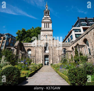 I resti storici di Christchurch Greyfriars nella City di Londra, Regno Unito. La chiesa fu distrutta durante il Blitz durante la seconda guerra mondiale. Foto Stock