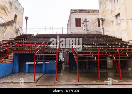 Aria aperta posti a sedere interni presso la popolare Gimnasio Rafael Trejo pugilato ring e la sede nella Habana Vieja, Havana, Cuba Foto Stock