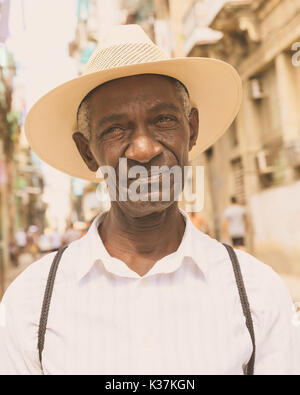 Didascalia 106/150 Nero cubano afro-caraibica maschio, closeup ritratto, con fedora hat nel pomeriggio la luce solare, Old Havana, Cuba Foto Stock