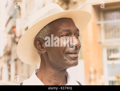 Nero cubano afro-caraibica maschio, closeup ritratto, con fedora hat nel pomeriggio la luce solare, Old Havana, Cuba Foto Stock