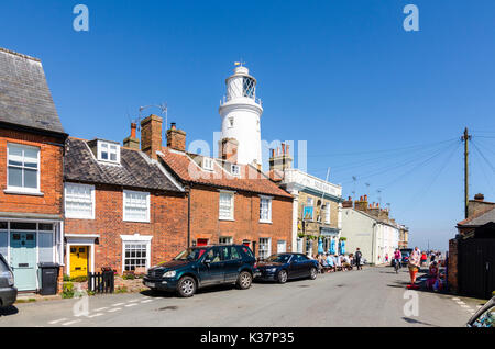 Faro dietro di case a schiera in Southwold, Suffolk, Inghilterra Foto Stock
