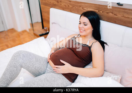 Donna incinta nel dolore Foto Stock