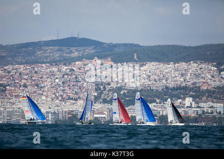 Salonicco, Grecia - Agosto 30, 2017: atleti yachts in azione durante il '2017 Tornado mondo aperto, Global miscelati e campionati giovanili" Foto Stock