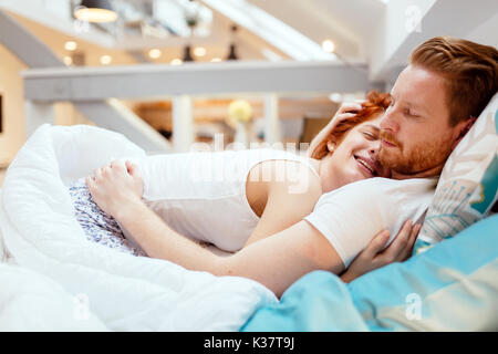 Tranquillo amore tenero nelle braccia del marito Foto Stock