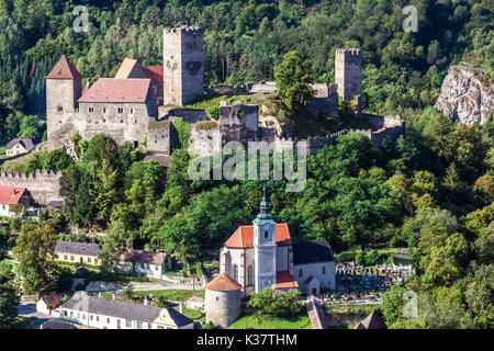 Il castello di Hardegg si trova nel Parco Nazionale di Thayatal, bassa Austria, Europa, paesaggio Foto Stock