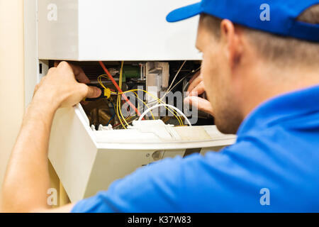 Servizio di manutenzione ingegnere home gas caldaia di riscaldamento Foto Stock