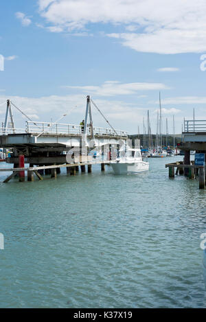 Ponte girevole a Yarmouth aperto per il passaggio di potere in barca da fiume superiore Yar Foto Stock