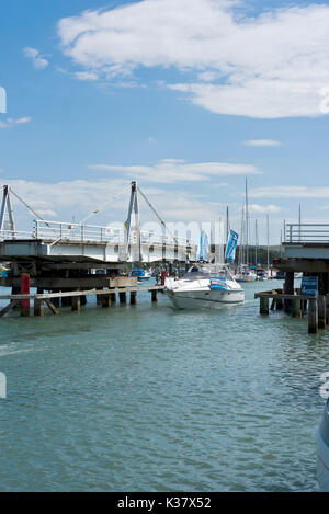 Ponte girevole a Yarmouth aperto per il passaggio di potere in barca da fiume superiore Yar Foto Stock