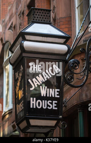 LONDRA, Regno Unito - 25 AGOSTO 2017: L'insegna tradizionale per la Jamaica Wine House situata in St. Michaels Alley nella City di Londra, Regno Unito. Foto Stock