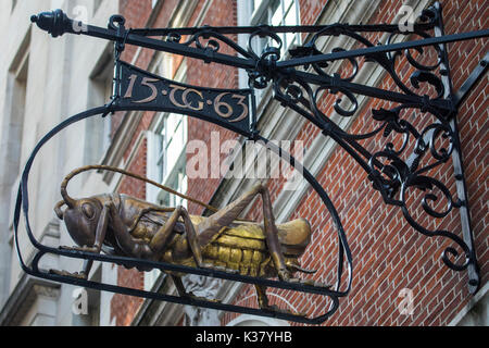 Una scultura Grasshopper appesa su Lombard Street a Londra, Regno Unito. Il Grasshopper è la rappresentazione dello stemma di famiglia di Sir Thomas Gresham. Foto Stock