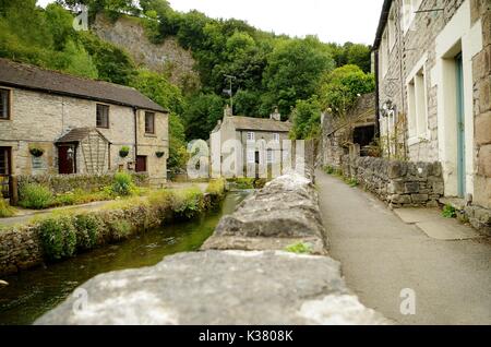 Villaggio di castleton derbyshire fiume e cottages Foto Stock