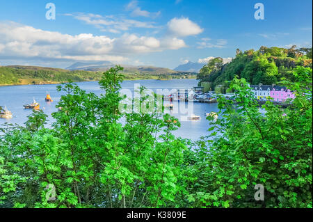 Guardando fuori sopra Loch Portree dalla città di Portree, Isola di Skye in Scozia Foto Stock