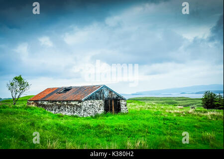 Un vecchio fienile abbandonato sull'isola di Skye in Scozia Foto Stock