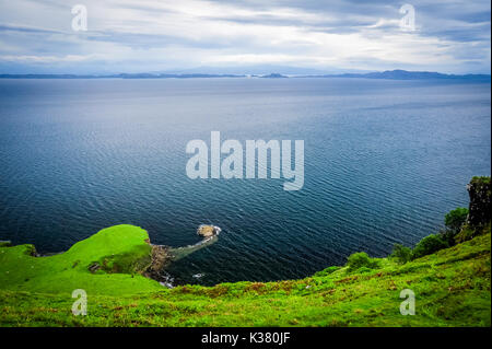 Guardando verso il suono di Raasay sull'Isola di Skye in Scozia Foto Stock