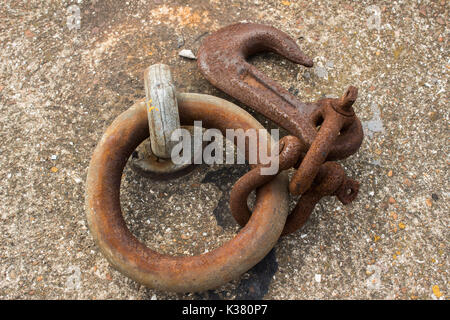 Rusty gancio di ormeggio per la barca su calcestruzzo Foto Stock