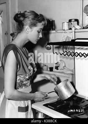 SYLVIA SYMS A CASA A METÀ ANNI CINQUANTA Foto Stock