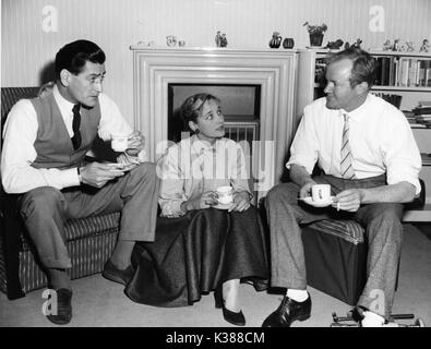 SYLVIA SYMS a casa a metà anni cinquanta con gli attori GUY ROLFE E PETER REYNOLDS Foto Stock
