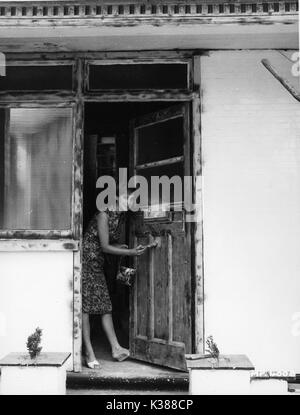 SYLVIA SYMS dipinto il suo nuovo sportello anteriore a metà anni cinquanta Foto Stock