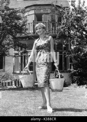 SYLVIA SYMS nel giardino della sua nuova casa a metà anni cinquanta Foto Stock