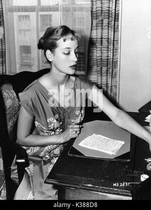 SYLVIA SYMS A CASA A METÀ ANNI CINQUANTA Foto Stock