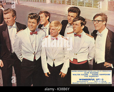 Vita meravigliosa (BR 1964) L-R, Bruce Welch, Cliff Richard, Brian Bennett, MELVYN HAYES, John ROSTILL, Richard O'Sullivan, Hank B. Marvin Foto Stock