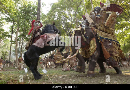 ALEXANDER COLIN FARRELL interpreta Alexander the Great e il suo cavallo Bucephalas affrontano BIN BUNLUERIT come Poros, re dell'India e il suo elefante da guerra distribuito dalla Warner Bros. Pictures. ALEXANDER COLIN FARRELL interpreta Alessandro Magno e il suo cavallo Bucephalas affrontano BUNLUERIT come Poros, re dell'India e il suo elefante da guerra distribuito da Warner data: 2004 Foto Stock