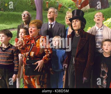CHARLIE e la fabbrica di cioccolato di sinistra, Freddie Highmore,come Charlie Bucket, bancata posteriore, David Kelly, come nonno Joe, James Fox, come il sig. sale, MISSI PYLE, come la sig.ra Beauregarde, fila anteriore, Johnny Depp, come Willy Wonka direttore: tim burton scrittori: ROAL DAHL E JOHN AGOSTO (sceneggiatura) Data di rilascio 15 LUGLIO 2005 Data: 2005 Foto Stock
