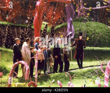 CHARLIE e la fabbrica di cioccolato da sinistra a destra, James Fox, come il sig. sale, MISSI PYLE, centro, come la sig.ra Beauregarde, David Kelly, come nonno Joe, Freddie Highmore,come Charlie Bucket, Johnny Depp, destra, come Willy Wonka direttore: tim burton scrittori: ROAL DAHL E JOHN AGOSTO (sceneggiatura) Data di rilascio 15 LUGLIO 2005 Data: 2005 Foto Stock
