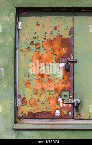 Rusty bloccato la porta di metallo Foto Stock