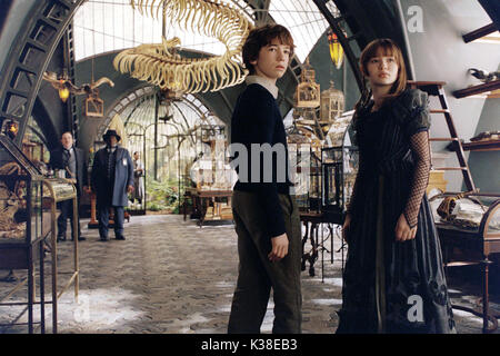 LEMONY SNICKET una serie di sfortunati incidenti (US 2004) nell'immagine: TIMOTHY SPALL, Cedric il presentatore (posteriore sinistra), Liam AIKEN, EMILY BROWNING data: 2004 Foto Stock