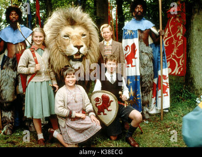 IL LEONE, LA STREGA E L'ARMADIO ATTORI E CAHRACTERS NON SONO IN ORDINE/DETTAGLI PER SEGUIRE JONATHAN SCOOT COME EDMUND, SOPHIE WILCOY COME LUCY, ASLAN, RICHARD DEMPSEY COME PETER E SOPHIE CUCINANO COME SUSAN PER FAVORE ACCREDITATE BBC IL LEONE, LA STREGA E IL GUARDAROBA ATTORE SCONOSCIUTO?, SOPHIE COOK COME SUSAN, SOPHIE WILCOY NEL RUOLO DI LUCY, RICHARD DEMPSEY NEL RUOLO DI PETER, JONATHAN SCOOT NEL RUOLO DI EDMUND E L'ATTORE SCONOSCIUTO? Data: 1988 Foto Stock