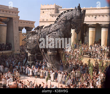 Il cavallo di Troia si trova all'interno della città di Troia in Warner Bros. Troy, l'epica avventura d'azione di Pictures, con Brad Pitt, Eric Bana e Orlando Bloom. Data: 2004 Foto Stock