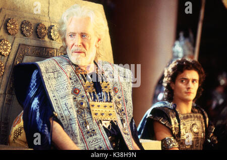 PETER o'TOOLE interpreta Priam (a sinistra) e ORLANDO BLOOM interpreta Paris in Warner Bros. Troy, l'epica avventura d'azione di Pictures, con Brad Pitt ed Eric Bana. FOTOGRAFIE DA UTILIZZARE ESCLUSIVAMENTE PER PUBBLICITÀ, PROMOZIONE, PUBBLICITÀ O RECENSIONI DI QUESTO FILM SPECIFICO E PER RIMANERE DI PROPRIETÀ DELLO STUDIO. NON IN VENDITA O RIDISTRIBUZIONE. TROY [US 2004] PETER o'TOOLE, ORLANDO BLOOM PETER o'TOOLE come 'Priam' (a sinistra) e ORLANDO BLOOM come 'Paris' in Warner Bros. Troy, l'epica avventura d'azione di Pictures, con Brad Pitt ed Eric Bana. FOTOGRAFIE DA UTILIZZARE ESCLUSIVAMENTE PER Foto Stock