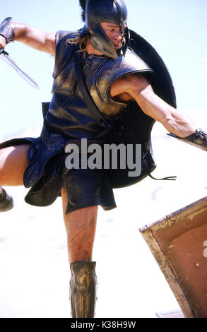 BRAD PITT interpreta "Achilles" in Warner Bros. Troy, l'epica avventura d'azione di Pictures, con Eric Bana e Orlando Bloom. FOTOGRAFIE DA UTILIZZARE ESCLUSIVAMENTE PER PUBBLICITÀ, PROMOZIONE, PUBBLICITÀ O RECENSIONI DI QUESTO FILM SPECIFICO E PER RIMANERE DI PROPRIETÀ DELLO STUDIO. NON IN VENDITA O RIDISTRIBUZIONE. TROY [US 2004] BRAD PITT interpreta 'Achilles' BRAD PITT interpreta 'Achilles' in Warner Bros. Troy, l'epica avventura d'azione di Pictures, con Eric Bana e Orlando Bloom. FOTOGRAFIE DA UTILIZZARE ESCLUSIVAMENTE PER PUBBLICITÀ, PROMOZIONE, PUBBLICITÀ O RECENSIONI DI QUESTO SPECIFICO Foto Stock