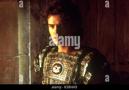 ORLANDO BLOOM interpreta "Paris" in Warner Bros. Troy, l'epica avventura d'azione di Pictures, con Brad Pitt ed Eric Bana. FOTOGRAFIE DA UTILIZZARE ESCLUSIVAMENTE PER PUBBLICITÀ, PROMOZIONE, PUBBLICITÀ O RECENSIONI DI QUESTO FILM SPECIFICO E PER RIMANERE DI PROPRIETÀ DELLO STUDIO. NON IN VENDITA O RIDISTRIBUZIONE. TROY [US 2004] ORLANDO BLOOM ORLANDO BLOOM interpreta "Paris" in Warner Bros. Troy, l'epica avventura d'azione di Pictures, con Brad Pitt ed Eric Bana. FOTOGRAFIE DA UTILIZZARE ESCLUSIVAMENTE PER PUBBLICITÀ, PROMOZIONE, PUBBLICITÀ O RECENSIONI DI QUESTO FILM SPECIFICO Foto Stock