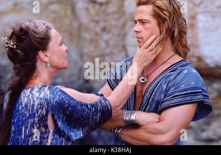 JULIE CHRISTIE interpreta Thetis e BRAD PITT interpreta Achilles in Warner Bros. Troy, l'epica avventura d'azione di Pictures, con Eric Bana e Orlando Bloom. FOTOGRAFIE DA UTILIZZARE ESCLUSIVAMENTE PER PUBBLICITÀ, PROMOZIONE, PUBBLICITÀ O RECENSIONI DI QUESTO FILM SPECIFICO E PER RIMANERE DI PROPRIETÀ DELLO STUDIO. NON IN VENDITA O RIDISTRIBUZIONE. TROY [US 2004] JULIE CHRISTIE, BRAD PITT JULIE CHRISTIE come 'Thetis' e BRAD PITT come 'Achilles' in Warner Bros. Troy, l'epica avventura d'azione di Pictures, con Eric Bana e Orlando Bloom. FOTOGRAFIE DA UTILIZZARE ESCLUSIVAMENTE PER PUBBLICITÀ Foto Stock