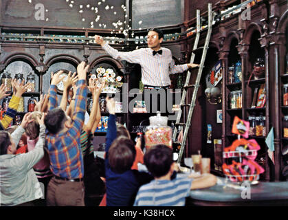 WILLY WONKA e la fabbrica di cioccolato di Aubrey boschi sulla scaletta Willy Wonka e la fabbrica di cioccolato data: 1971 Foto Stock