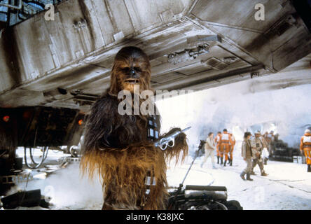 STAR WARS: Episodio V - L'impero colpisce ancora [US 1980] 'Chewbecca' eseguito da PETER MAYHEW Star Wars: Episodio V - L'impero colpisce ancora data: 1980 Foto Stock