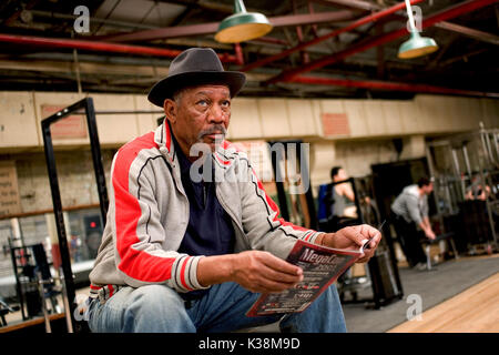 MORGAN FREEMAN interpreta Scrap in Warner Bros. Il dramma di Pictures Million Dollar Baby. La produzione di Malpaso vede come protagonisti anche Clint Eastwood e Hilary Swank. FOTOGRAFIE DA UTILIZZARE ESCLUSIVAMENTE PER PUBBLICITÀ, PROMOZIONE, PUBBLICITÀ O RECENSIONI DI QUESTO FILM SPECIFICO E PER RIMANERE DI PROPRIETÀ DELLO STUDIO. NON IN VENDITA O RIDISTRIBUZIONE. MORGAN FREEMAN MORGAN FREEMAN MORGAN FREEMAN interpreta Scrap in Warner Bros. Film drammatici Million Dollar Baby. La produzione di Malpaso vede come protagonisti anche Clint Eastwood e Hilary Swank. FOTOGRAFIE DA UTILIZZARE ESCLUSIVAMENTE A FINI PUBBLICITARI, PROMOZIONALI, PUBBLICITARI O. Foto Stock