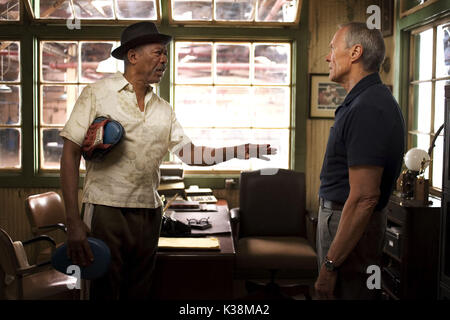 MORGAN FREEMAN interpreta Scrap e CLINT EASTWOOD interpreta Frankie in Warner Bros. Il dramma di Pictures Million Dollar Baby. La produzione di Malpaso vede anche Hilary Swank. FOTOGRAFIE DA UTILIZZARE ESCLUSIVAMENTE PER PUBBLICITÀ, PROMOZIONE, PUBBLICITÀ O RECENSIONI DI QUESTO FILM SPECIFICO E PER RIMANERE DI PROPRIETÀ DELLO STUDIO. NON IN VENDITA O RIDISTRIBUZIONE. MORGAN FREEMAN, CLINT EASTWOOD MORGAN FREEMAN nel ruolo di Scrap e CLINT EASTWOOD nel ruolo di Frankie nella Warner Bros. Film drammatici Million Dollar Baby. La produzione di Malpaso vede anche Hilary Swank. FOTOGRAFIE DA UTILIZZARE ESCLUSIVAMENTE F Foto Stock