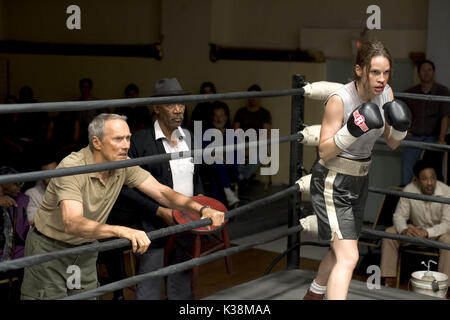 CLINT EASTWOOD interpreta Frankie, MORGAN FREEMAN interpreta Scrap e HILARY SWANK interpreta Maggie in Warner Bros. Il dramma Million Dollar Baby, una produzione Malpaso. FOTOGRAFIE DA UTILIZZARE ESCLUSIVAMENTE PER PUBBLICITÀ, PROMOZIONE, PUBBLICITÀ O RECENSIONI DI QUESTO FILM SPECIFICO E PER RIMANERE DI PROPRIETÀ DELLO STUDIO. NON IN VENDITA O RIDISTRIBUZIONE. CLINT EASTWOOD, MORGAN FREEMAN, HILARY SWANK CLINT EASTWOOD nel ruolo di Frankie, MORGAN FREEMAN nel ruolo di Scrap e HILARY SWANK nel ruolo di Maggie in Warner Bros. Film drammatico Million Dollar Baby, una produzione Malpaso. FOTOGRAFIE DA UTILIZZARE Foto Stock