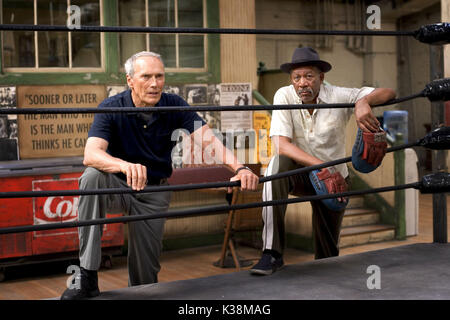 CLINT EASTWOOD interpreta Frankie e MORGAN FREEMAN interpreta Scrap in Warner Bros. Il dramma di Pictures Million Dollar Baby. La produzione di Malpaso vede anche Hilary Swank. FOTOGRAFIE DA UTILIZZARE ESCLUSIVAMENTE PER PUBBLICITÀ, PROMOZIONE, PUBBLICITÀ O RECENSIONI DI QUESTO FILM SPECIFICO E PER RIMANERE DI PROPRIETÀ DELLO STUDIO. NON IN VENDITA O RIDISTRIBUZIONE. CLINT EASTWOOD, MORGAN FREEMAN CLINT EASTWOOD nel ruolo di Frankie e MORGAN FREEMAN nel ruolo di Scrap in Warner Bros. Film drammatici Million Dollar Baby. La produzione di Malpaso vede anche Hilary Swank. FOTOGRAFIE DA UTILIZZARE ESCLUSIVAMENTE FO Foto Stock