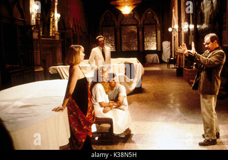 Il COMFORT DI STRANIERI : Helen Mirren, Christopher Walken, NATASHA RICHARDSON, Rupert Everett con Paul Schrader [Direttore] Foto Stock