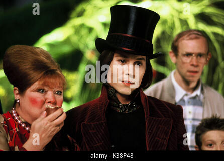 CHARLIE E LA FABBRICA DI CIOCCOLATO FRANZISKA TROEGNER come la signora Gloop, Johnny Depp come Willy Wonka ed ADAM GODLEY come il sig. Teavee fotografie per essere utilizzata esclusivamente per la pubblicità, la promozione e la pubblicità o le recensioni di questo specifico MOTION PICTURE E REVMAIN LA PROPRIETÀ DI STUDIO. Non per la vendita o la ridistribuzione. Data: 2005 Foto Stock