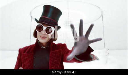 CHARLIE E LA FABBRICA DI CIOCCOLATO Johnny Depp come Willy Wonka fotografie per essere utilizzata esclusivamente per la pubblicità, la promozione e la pubblicità o le recensioni di questo specifico Motion Picture e restano di proprietà dello studio. Non per la vendita o la ridistribuzione. Data: 2005 Foto Stock