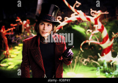 CHARLIE E LA FABBRICA DI CIOCCOLATO Johnny Depp come Willy Wonka fotografie per essere utilizzata esclusivamente per la pubblicità, la promozione e la pubblicità o le recensioni di questo specifico Motion Picture e restano di proprietà dello studio. Non per la vendita o la ridistribuzione. Data: 2005 Foto Stock